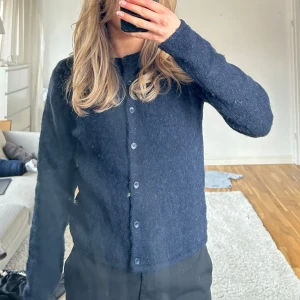Mörkblå kofta med knappar - Säljer en stilren mörkblå kofta med knappar framtill. Från Gina Young i storlek 158/164 men passar xs/s