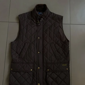  Väst från Polo Ralph Lauren - Ralph Lauren väst, limiterad upplaga då det är special. Hör av dig om du är intresserad, pris kan diskuteras vid en snabb affär!!