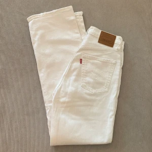 Levi’s ribcage ankle vita jeans - Snygga vita jeans med hög midja och en straight passform från Levis i modellen ”Ribcage straight ankle”. Storlek w23 🥰