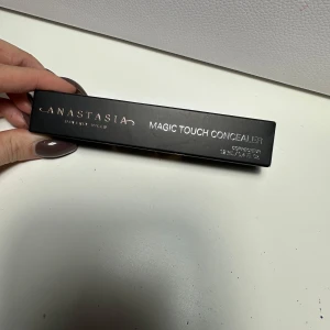 Magic Touch Concealer från Anastasia Beverly Hills - Säljer en Magic Touch Concealer från Anastasia Beverly Hills i nyans 8. 