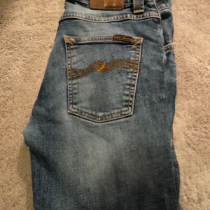 Nudie jeans - Model:Grim tim de har minskat i storleken i tvätten, står 30/34, jag skulle säga att de är ungefär 29/32 nu