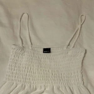 Vitt sommar linne  - oanvänd, storlek xs, skönt material, är inte genomskinlig.
