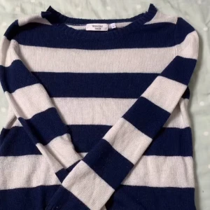 Randig tröja från Yessica - Säljer en randig tröja från Yessica i blått och vitt. Tröjan har långa ärmar och är perfekt för en avslappnad stil. Den är gjord i ett mjukt material som känns skönt mot huden.