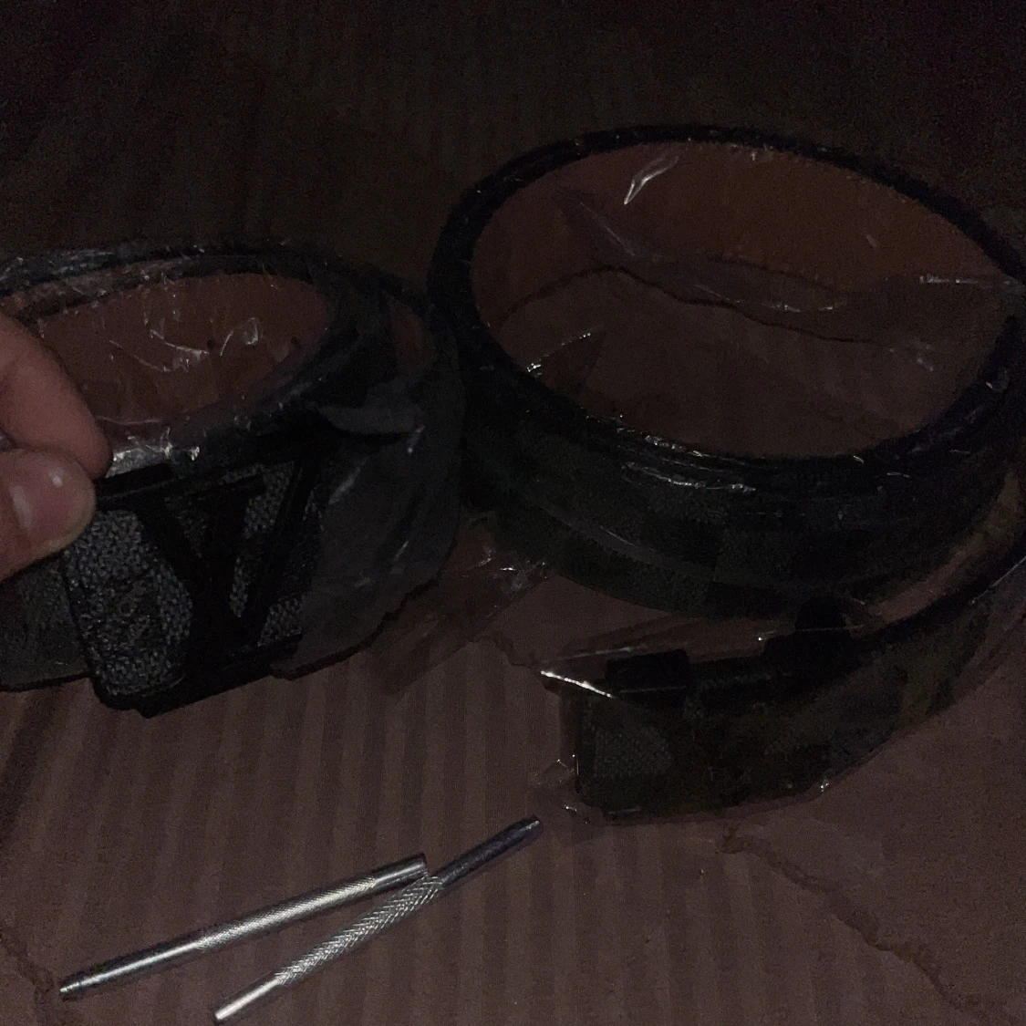 Svart bälte med monogramspänne