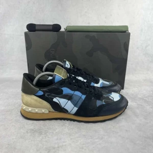 Valentino Rockrunners - Tjena, säljer nu dessa feta rockrunners i mycket bra skick👟📈 skorna är i storlek 42 men de sitter som 43✅️ Box, dustbag och extra skosnören tillkommer❗️Hör av er vid frågor🧐 Vid snabb affär kan priset diskuteras🗣