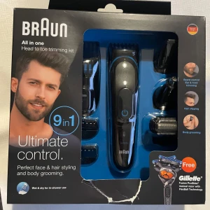 Braun 9-in-1 Trimming Kit - Braun 9-in-1 trimmerset för ansikte och kropp. Inkluderar olika tillbehör för skägg, hår och kroppstrimning. Perfekt för både våt och torr användning. Inkluderar en gratis Gillette Fusion ProGlide rakhyvel.