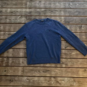 Blå tröja från Ralph Lauren - Säljer en stilren blå tröja från Ralph Lauren. Perfekt för en stilren och snygg look. Grymt skick, skriv vid frågor 