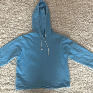 Blå hoodie storlek s/m  - Säljer en snygg ljus blå hoodie (använd fåtal gånger)