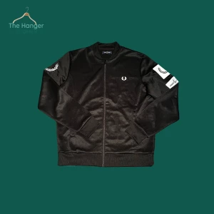 Fred Perry tröja - Snygg svart tröja från Fred Perry med vita broderade detaljer på ärmen och ryggen. Säljs ej längre. Nypris ca. 2000. Aldrig använd.