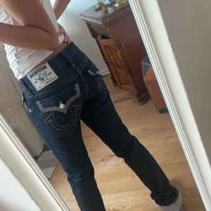 True Religion - Finaste true religion jeansen som tyvärr sitter lite för stort på mig. absolut snyggadte fickorna thoo 💯! Inte min bild  