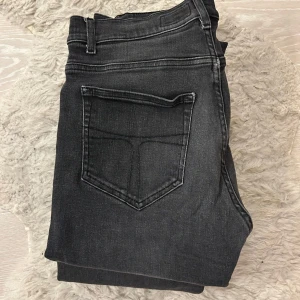 Tiger of Sweden Jeans - Säljer ett par Tiger if Sweden Jeans i modell Evolve som har en slim fit passform perfekt till en stilren vardag😎Skick: 9.5/10 Använda endast 1 gång och ny pris 1699 mitt pris 699🤩. Pris ej hugget i sten vid snabb affär🤩