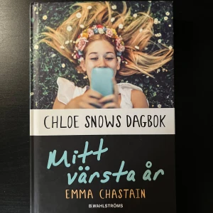 Chloe Snows dagbok: Mitt värsta år - Boken 'Chloe Snows dagbok: Mitt värsta år' av Emma Chastain handlar om tonåringen Chloe och hennes utmaningar under ett år. Med humor och ärlighet skriver Chloe om allt från vänskap och kärlek till familjeproblem. Perfekt för unga läsare som gillar dagboksformat och relaterbara berättelser. Boken har någon fläck och någon sida som är lite trasig i kanten, men ändå i bra skick