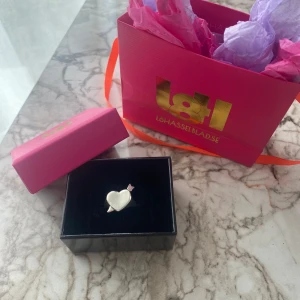 Klackring L8h - Säljer min l8h ring då den inte kommer till användning! Osäker på storlek men tror 18-19. Nypris är 1100 kr, mitt pris 800 kr men pris kan diskuteras!💕