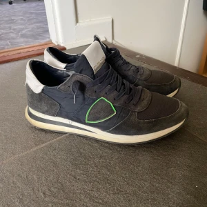 Philippe model trpz - Säljer dessa aschyssta Philippe model Trpz i bra skick, i storlek 42 men passar även 41 också hör av er vid minsta lilla fundering!