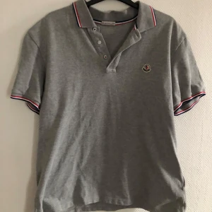 Moncler - Denna varan är i riktigt bra skick och är jättefin denna vara är i storlek M