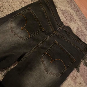 Svarta jeansbyxor  - Snygga svarta jeansbyxor från Basic Style med klassisk femficksdesign och kontrastsömmar. De har en rak passform och är tillverkade i slitstarkt denim.