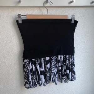 Kjol - Volang kjol/ topp🖤finns en liten fläck