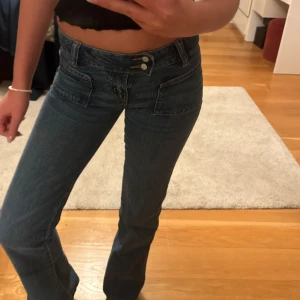 Lågmidjade jeans - Snygga blåa lågmidjade jeans i storlek xs/s, passar perfekt i längden för mig som är 170. ❤️midjemåttet är 34 tvärs över och innerbenslängden 80. 