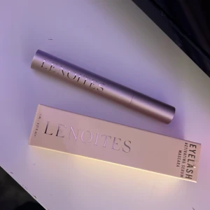 Eyelash Activating Serum Mascara från Lenoites - Upptäck Lenoites Eyelash Activating Serum Mascara som kombinerar serum och mascara för att ge dina fransar volym och näring. Den eleganta förpackningen i metallic ger en lyxig känsla. Perfekt för att framhäva dina ögon med en naturlig look.