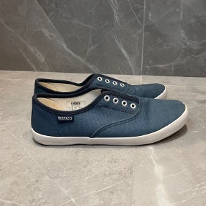 Marinblå slup-ons storlek 40  - Marinblå slip-ons från Keepers i storlek 40! De är i mycket bra skick med bara en liten slitning på höger sula (se bild 5). Skriv vid frågor!🙌🤗