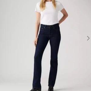 Mörkblå bootcut jeans - Snygga mörkblå bootcut jeans som är tillräckligt stretchiga för att kunna justera midjan ifall man vill ha lägre. Är från levis så på hemsidan 1149kr just nu. 