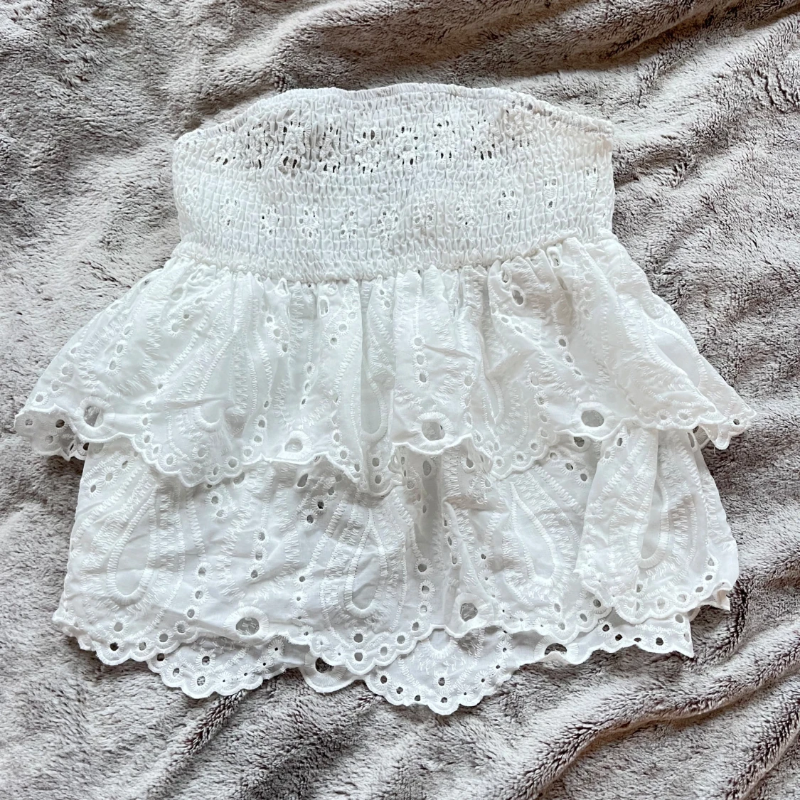 Vit axelbandslös topp med spetsdetaljer - 1