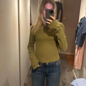 Olivgrön ribbad tröja - Säljer en olivgrön ribbad tröja med lååånga ärmar. Köpt från A-dsgn för ca 2 år sen men endast använd ett fåtal gånger💚💚💚