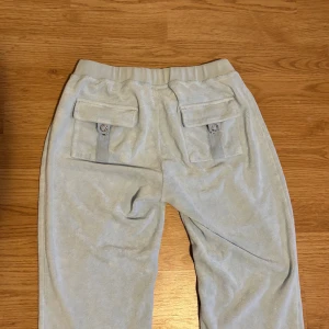 lågmidjade juicy couture byxor  - jättesöta, köptes helt nya i sommras men för små nu, möts gärna upp 