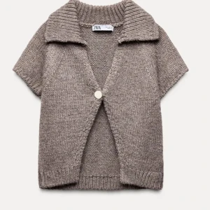 stickad kofta från Zara - Säljer en mysig beige stickad kofta från Zara med korta ärmar, nytt skick aldrig använd!! 💕💕 postar direkt efter köp!