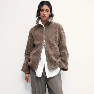 Brun teddyjacka med dragkedja - Mysig brun teddyjacka med dragkedja framtill. Perfekt för kyligare dagar med sin fluffiga och varma design. Helt oanvänd! 🤎