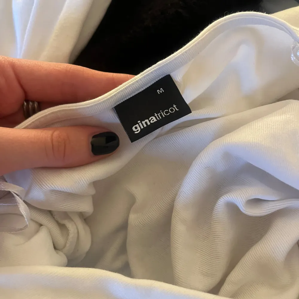 Säljer en vit långärmad topp från Gina Tricot💓. Yläosat.