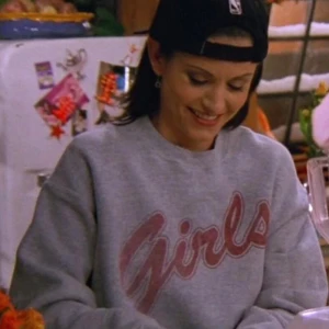 Grå friends inspirerad sweatshirt - Säljer en grå sweatshirt från Etsy med texten 'Girls' i grönt på framsidan. Tröjan har en klassisk rund hals och långa ärmar. Perfekt för en avslappnad stil. Tröjan är inspirerad från tv serien vänner.