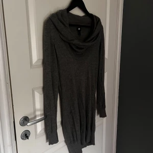 Grå polotröja från H&M - Säljer en stilren grå polotröja från H&M. Tröjan har långa ärmar och en mysig polokrage, perfekt för kyligare dagar. Den är tillverkad i ett mjukt material som ger en bekväm passform. Passar utmärkt till både jeans och kjol.