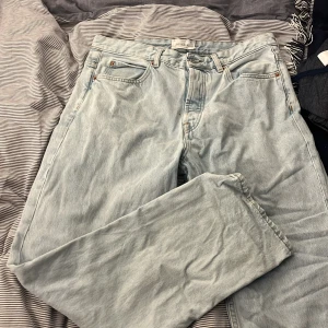 Loose fit jeans från Pull&Bear - Jeans från Pull&Bear. Säljer då de har fallit mig ur smaken, men de är fortfarande prima. Sömmen på ett av benen har lossnat lite men det påverkar inte utseendet så värst mkt. Storlek 44 (skulle gissa på att det motsvarar W30 L30 eller nåt sånt). Nypris 429 kr, kom med bud eller ta dem för 150.