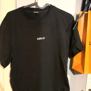 Svart t-shirt från Replay - Säljer en stilren svart t-shirt från Replay. Såklart äkta, säljer för att den inte passar på mig längre, skriv om ni har några frågor eller vill ha mer bilder :)