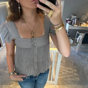 Eftertraktad topp - Jättefin topp med volang säljer dyrt då den är eftertraktad🫶🏼kan tänka mig att sänka priset vid snabb affär, bilderna är lånade från henne jag köpte den av då den är förstor på mig💗