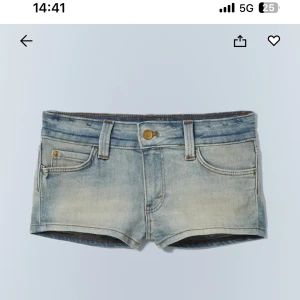 Ljusblåa jeansshorts med låg midja - Snygga ljusblå jeansshorts med låg midja från cheap monday,helt nya mad prislappen kvar.Helt slutsålda överallt.