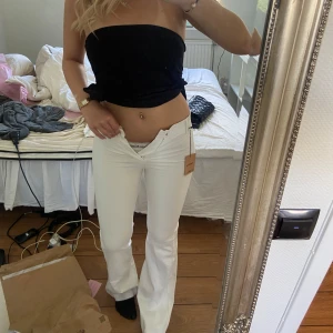 Vita bootcut kostymbyxor  - Säljer ett par vita bootcut kostymbyxor med mid rise. Byxorna är ifrån Zara och säljes inte längre. Skulle säga att de passar XS/S. Jag är 1,67 lång🌸