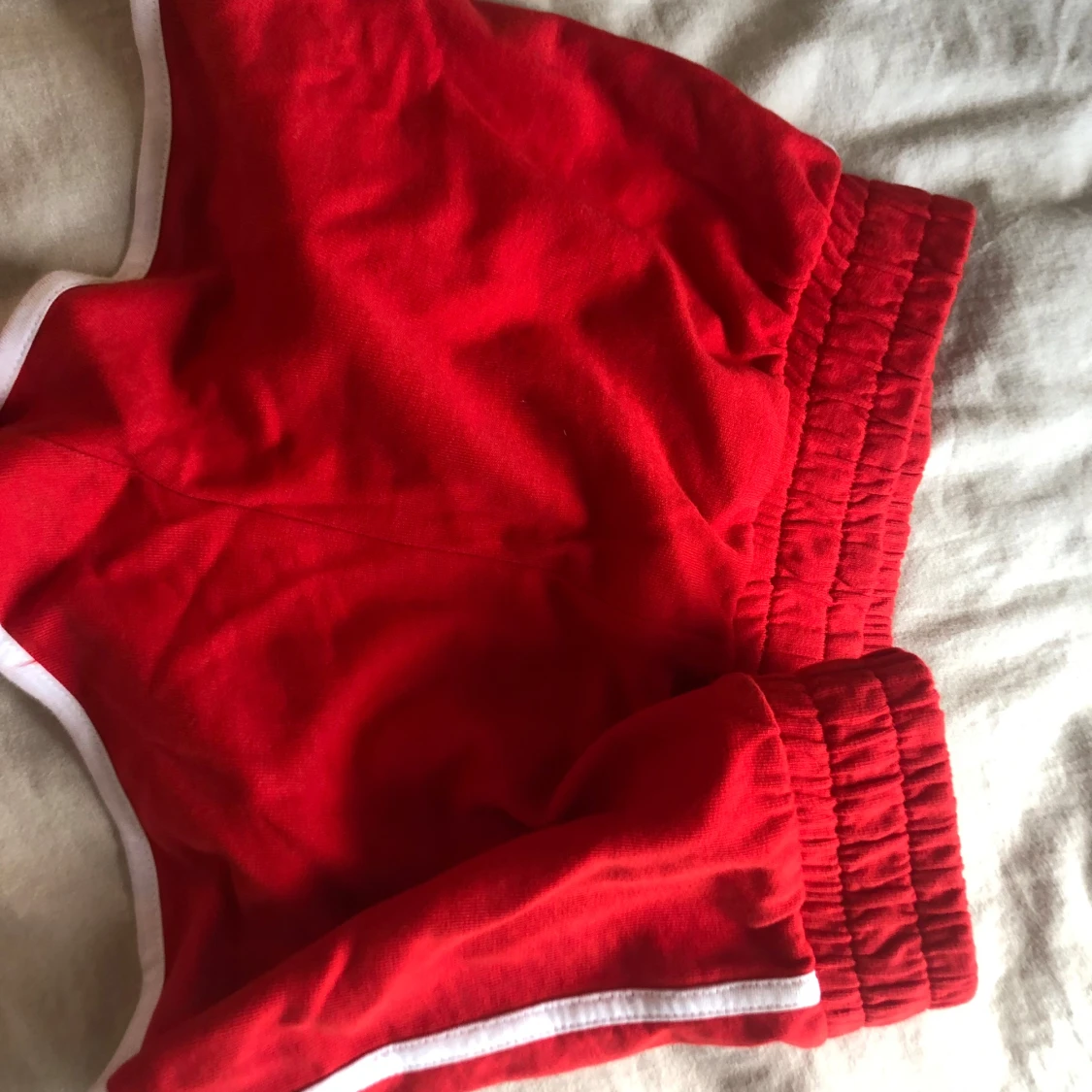 Röda sportiga shorts med vit kant - 1