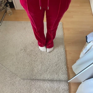 Röda Juicy Couture byxor - Säljer ett par röda Juicy Couture byxor med paljetter på baksidan. I xxs och knappt använda❤️