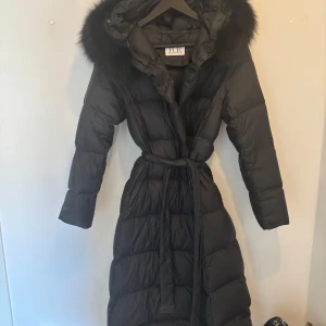 Fur Stockholm  - En tunnare  dun kappa, perfekt för våren/hösten 