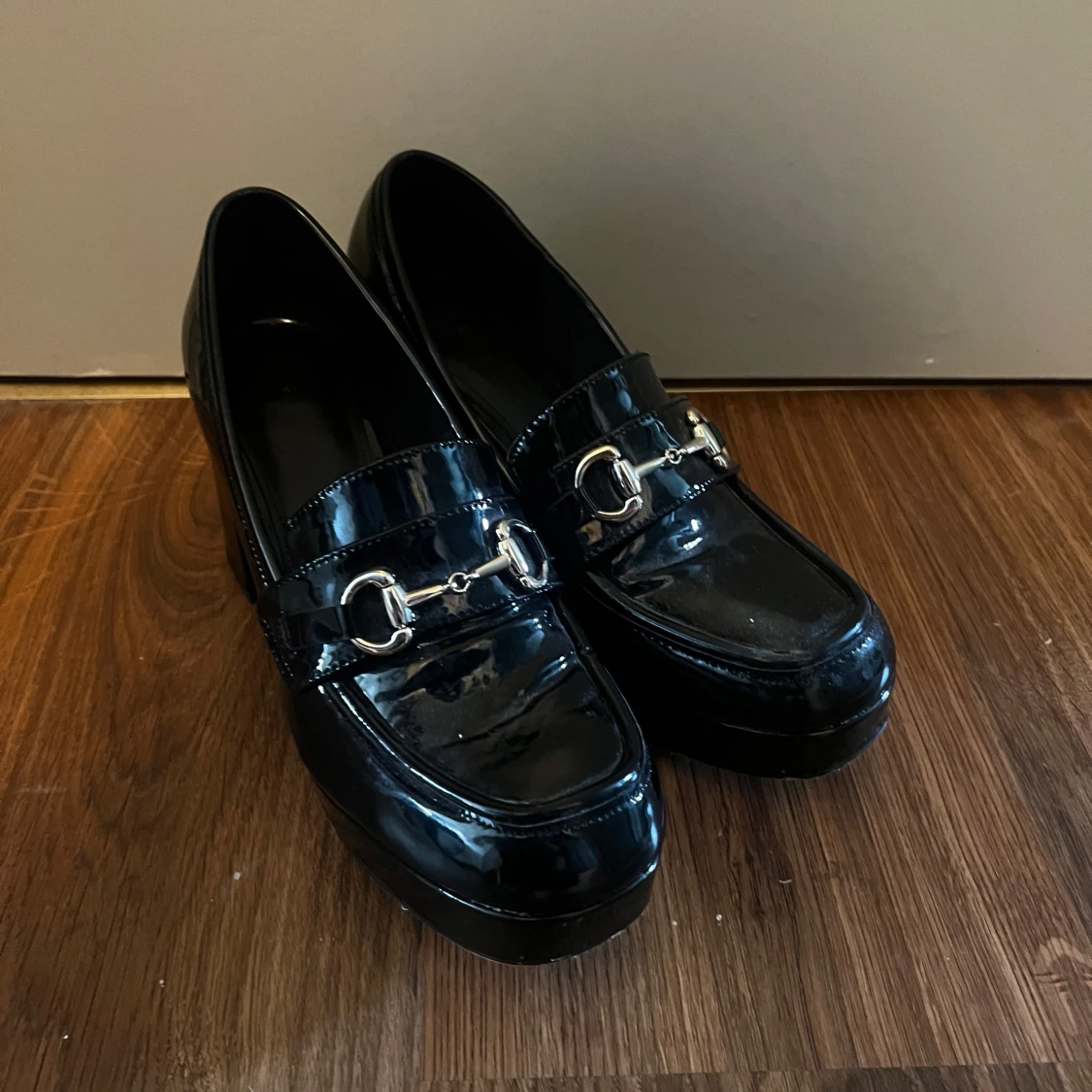 Svarta platåloafers med klack - 1