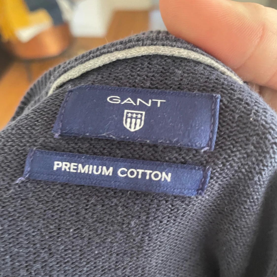 Mörkblå v-ringad tröja från GANT - 2