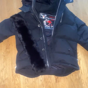 Moose knuckles jacka - Säljer min jacka för vintern är över har hjälpt mig under kalla väder jag säljer denna jackan för det är snart sommar och folk letar inte efter jackor på sommaren därför kan jag sälja den för lite billigt men när det är vinter så säljs den snabbt inga skador förpackningen finns och fraktar dagen man betalar.