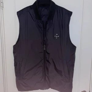 J.Lindeberg vest - J.Lindeberg reversible vest. Kan bäras med märket ut, eller märket på insidan. Storlek S. Som ny. Skicka bud!