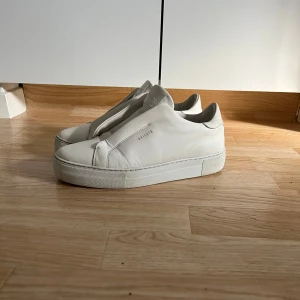 Vita sneakers från Axel Arigato - Sparsamt använda men lite creesade , skriv vid frågor 