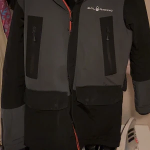 Sail Racing jacka - En Sail Racing performance technology jacka i storleken S. Jackan är grå och svart. Inte använd speciellt mycket, skulle säga att den mer för våren än vintern, skick: 8/10. Vid frågor så är det bara att höra av sig, snabba svar. Pris kan diskuteras.