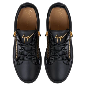 skor från Giuseppe Zanotti. - Snygga svarta sneakers i skinn från Giuseppe Zanotti med guldfärgade dragkedjor på sidorna och guldfärgad logga på plösen. Skorna har svarta snören och en platt sula för en stilren look.