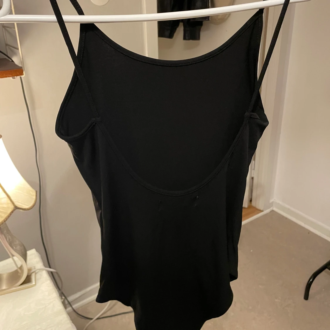 Svart body med smala axelband - 1