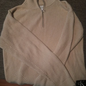 Helt oanvänd ck halfzip  - Säljer min oanvända halfzip från calvin Klein använd kanske 2 gånger 